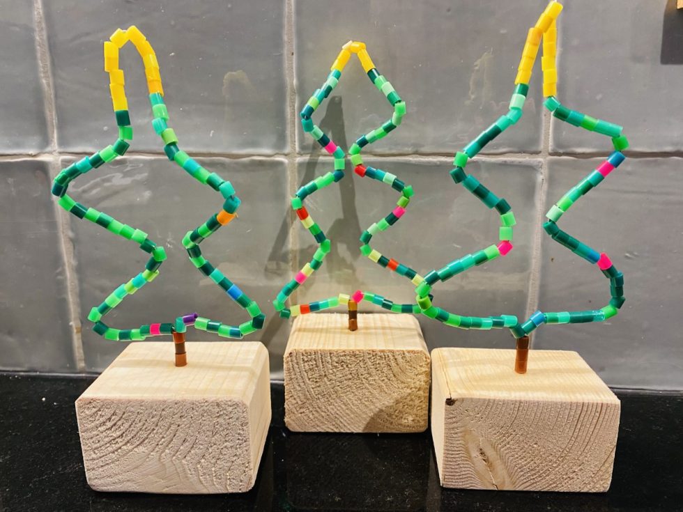 Knutselen met strijkkralen voor kerst Knutselen met strijkkralen voor kerst